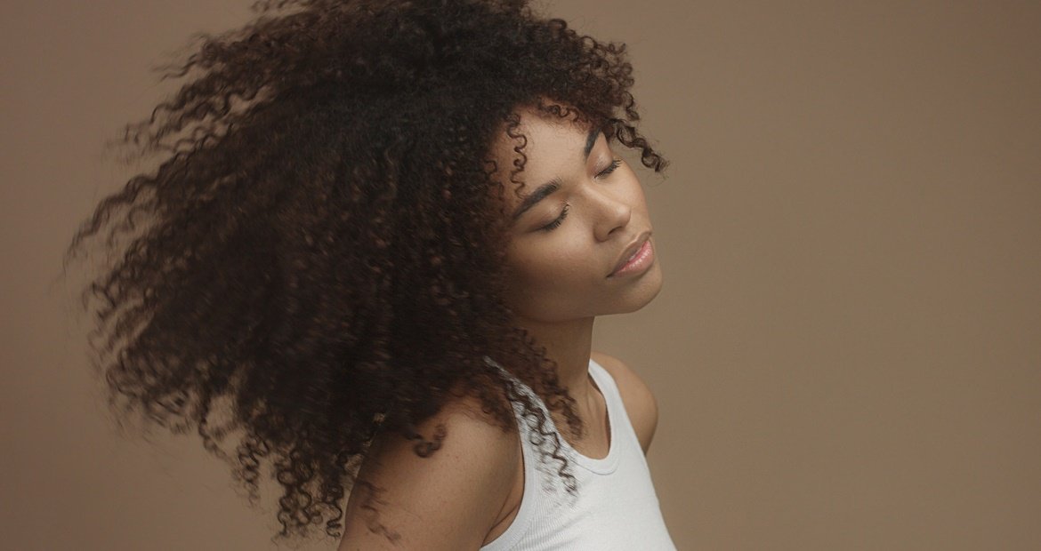Como Evitar Frizz Cabelo Cacheado